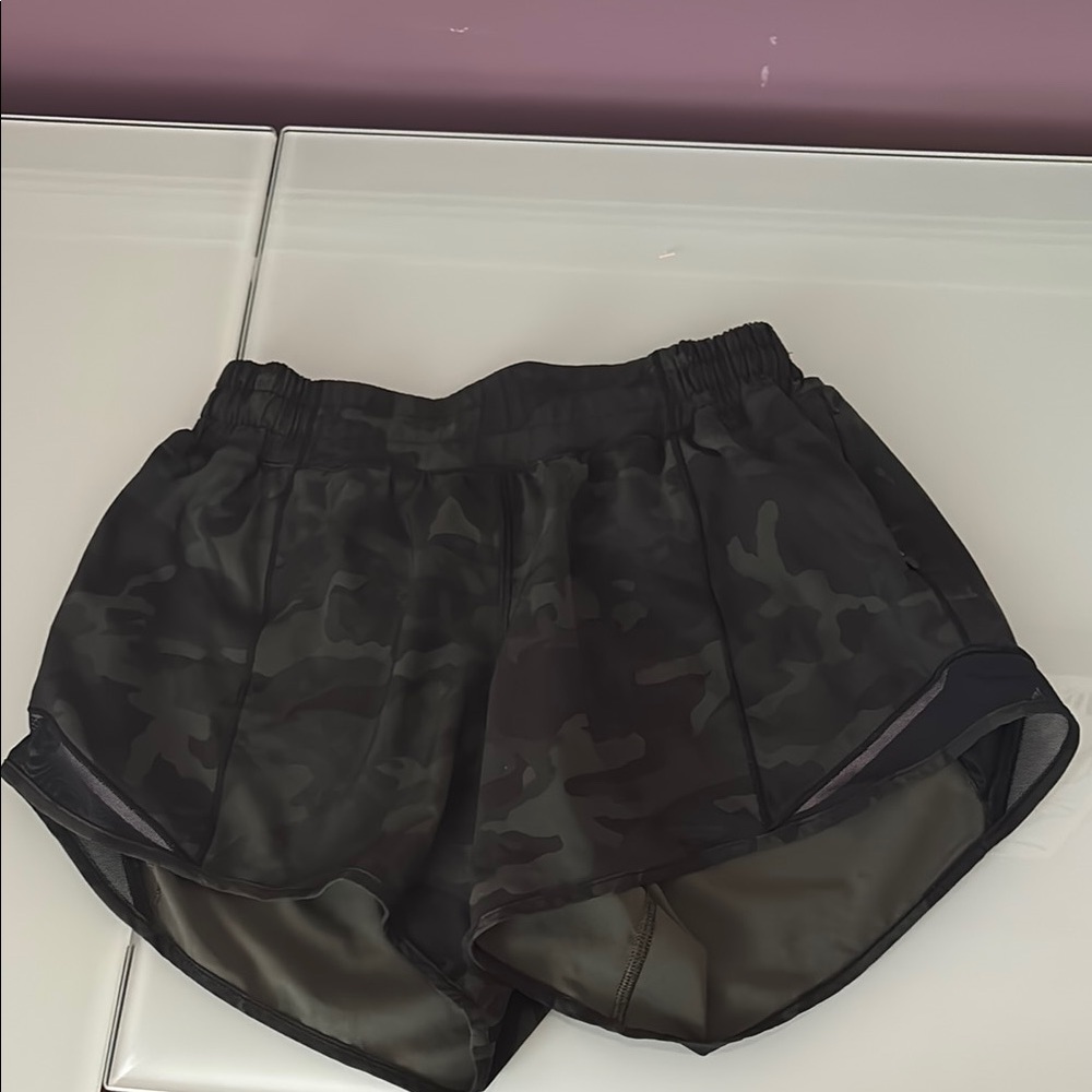 Lululemon Hotty Hot Short II 4” heritage 365 camo green twill multi